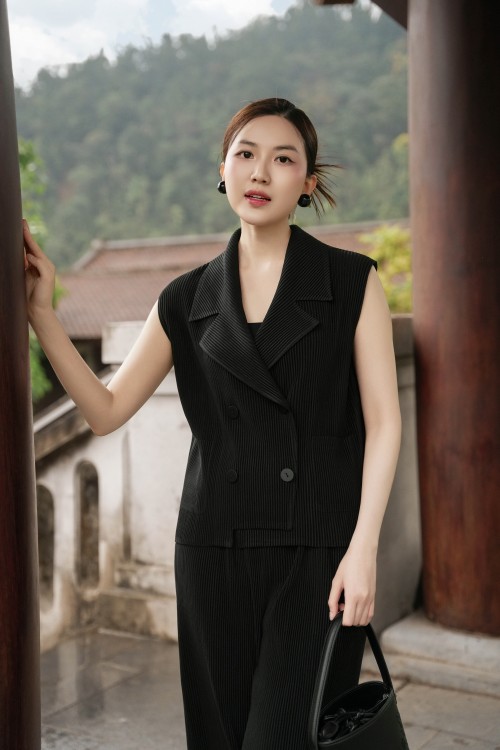Sixdo Black Pleated Woven Waistcoat